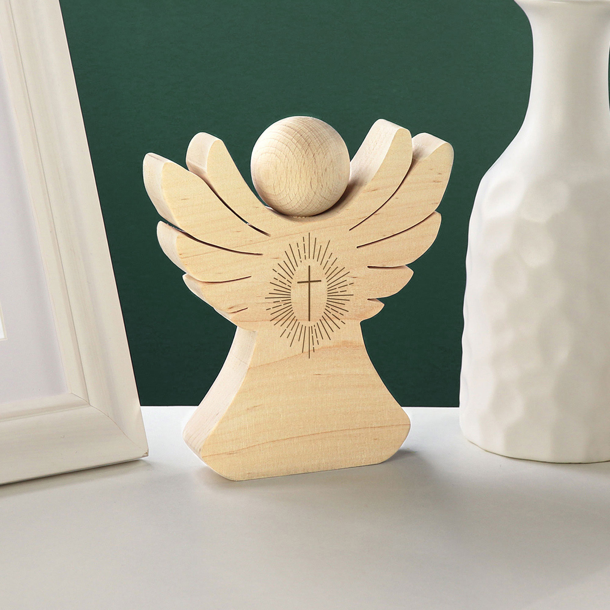 Holzengel mit Gravur - Kreuz