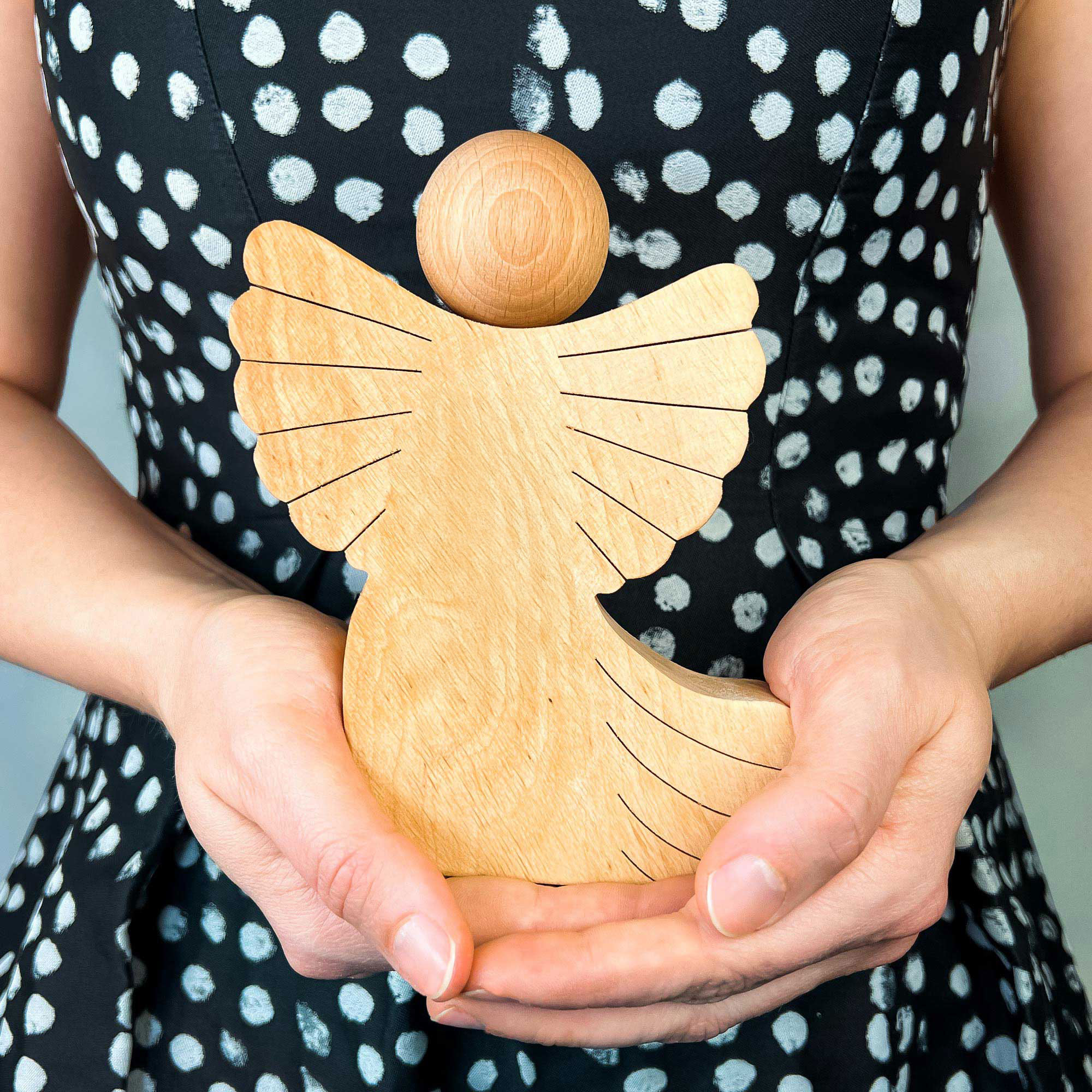 Personalisierter Holzengel mit Schweif - Die Liebe höret nimmer auf